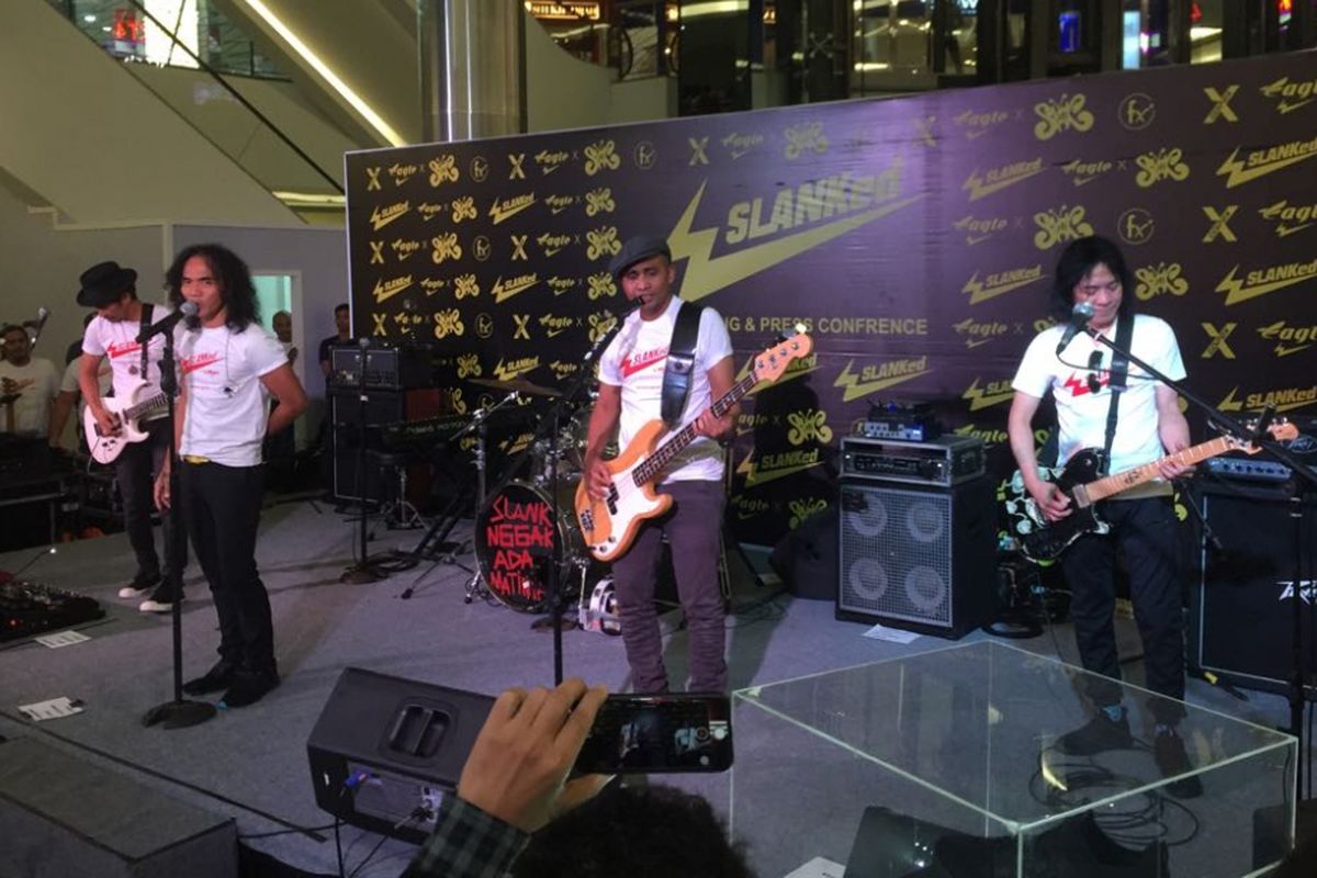 Slank manggung dalam peluncuran produk sepatu Slanked di fX Senayan, Jakarta Pusat, Rabu (23/5/2018).