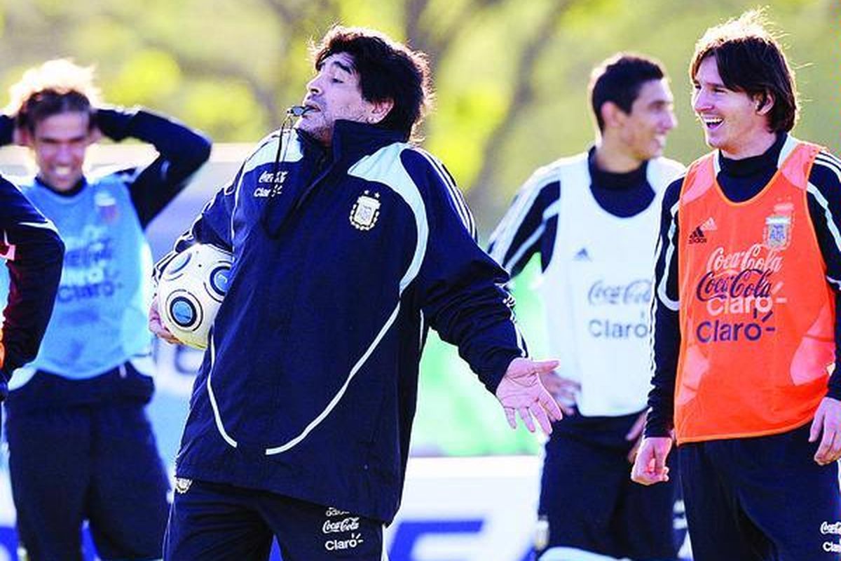 Pelatih Argentina Diego Maradona (tengah) bersenda gurau dengan pemain asuhannya, Federico Insua (kiri) dan Lionel Messi, pada sesi latihan tim di Ezeiza, Buenos Aires, Argentina, Selasa (6/10).