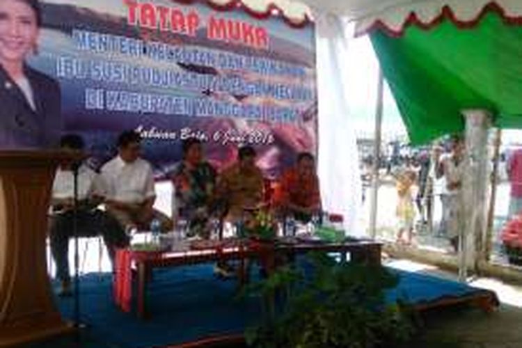 Menteri Kelautan dan Perikanan (MKP) Susi Pudjiastuti berbincang dengan nelayan di Manggarai Barat, Labuan Bajo, NTT, Senin (6/6/2016). Susi meminta nelayan untuk membentuk koperasi, agar posisi tawar nelayan meningkat.