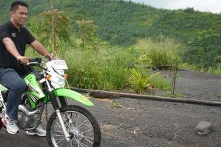 Wisatawan bersepeda motor di lereng Merapi, Sleman, DIY Yogyakarta.