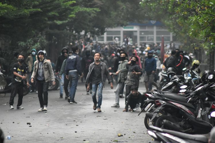 Tampak massa aksi melakukan pelemparan batu terhadap para petugas saat pengawalan Demo Tolak UU Omnisbuslaw Cipta Kerja di Gedung DPRD, Kamis (8/10/2020), hal tersebut mengakibatkan kericuhan dan kerusakan sejumlah fasilitas umum di sekitar lokasi demo.