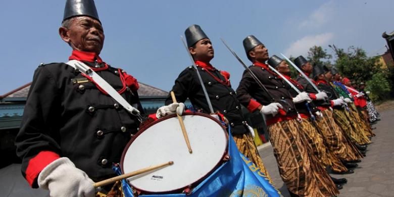 Prajurit Keraton Kasunanan Surakarta berbaris di dalam lingkungan keraton.