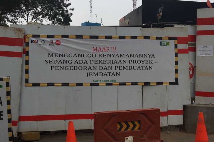 Tanda permintaan maaf dari pihak kontraktor karena adanya pekerjaan proyek pengeboran dan pembuatan jembatan di dekat stasiun Rawa Buntu