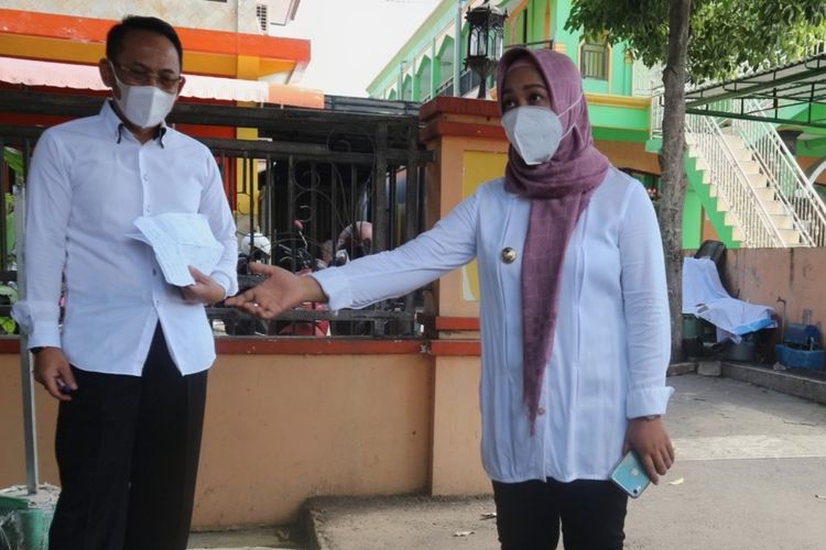 Walikota Mojokerto Ika Puspitasari, menjelaskan perkembangan kasus Covid-19 di lingkungan Sidomulyo Gang IV, Kelurahan Mentikan, Kecamatan Prajuritkulon, Kota Mojokerto, Jawa Timur, Rabu (16/6/2021).