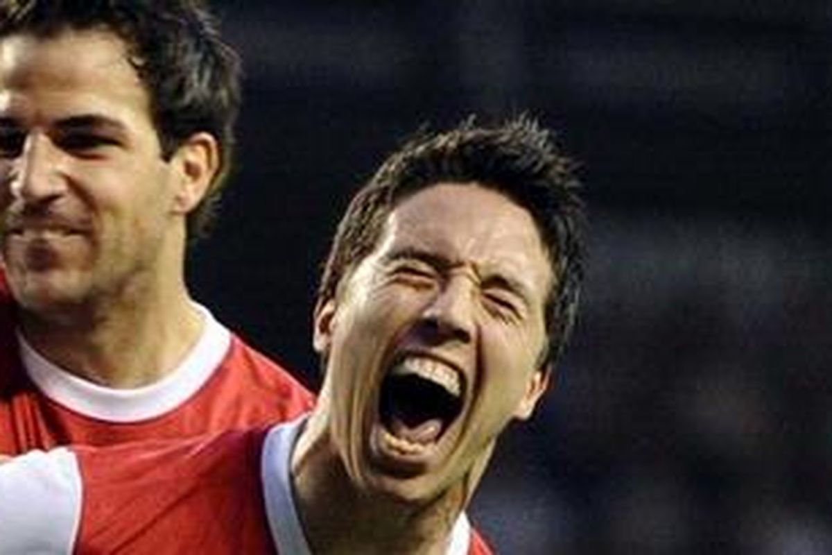 Kapten Arsenal Cesc Fabregas (kiri) bersama rekannya Samir Nasri (kanan). 