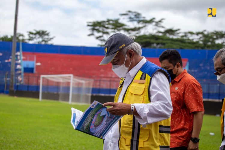 Menteri PUPR Basuki Hadimuljono meninjau Stadion Kanjuruhan di Kabupaten Malang, Jawa Timur pada Kamis (13/10/2022).