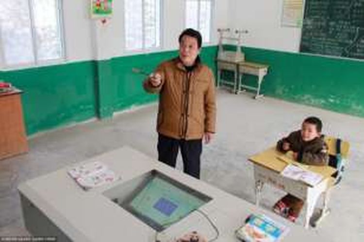 Setelah sekolah ini ditinggal hampir seluruh muridnya, proses belajar mengajar hanya menyisakan Liu Jiankang dan gurunya, Liu Zhaoming.