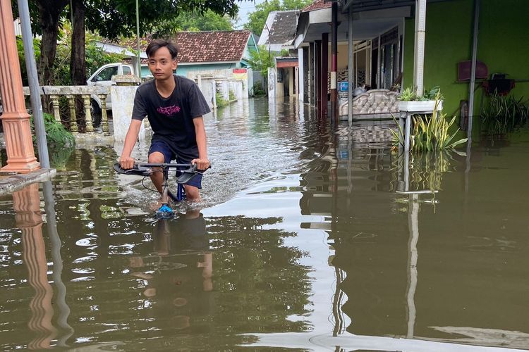 Kondisi rumah di Desa Boro, Sidoarjo terendam banjir setinggi 50 sentimeter