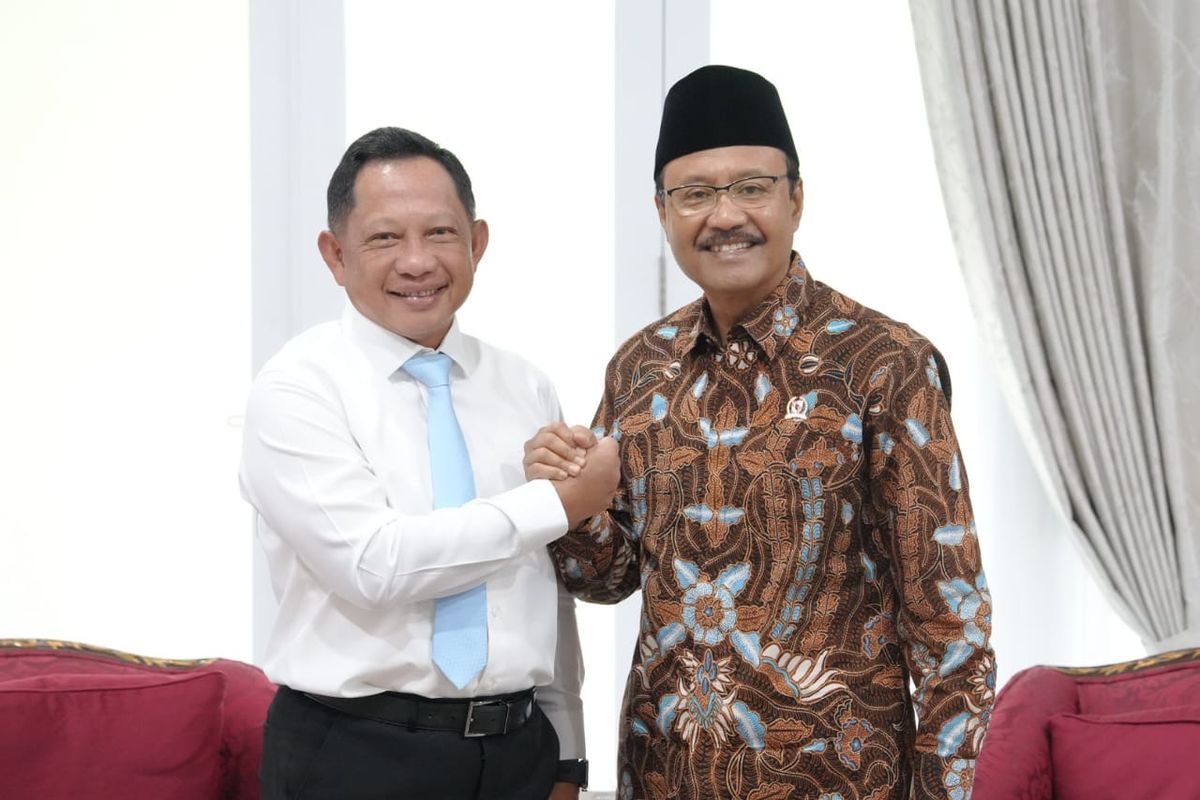 Pertemuan antara Menteri Dalam Negeri (Mendagri) Muhammad Tito Karnavian dan Menteri Sosial (Mensos) Saifullah Yusuf di Rumah Dinas Mendagri, Kamis (20/11/2025).