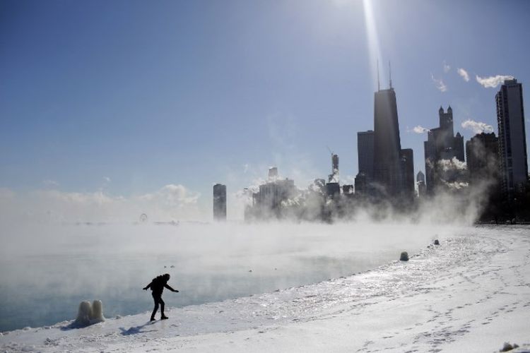 Seorang penduduk berada di tepi Danau Michigan di Chicago, Illinois. Peringatan dikeluarkan untuk sebagian wilayah Barat Tengah Amerika Serikat pada 30 Januari 2019. (AFP/JOSHUA LOTT)