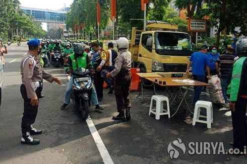 Viral Video Ratusan Ojol Tutup Jalan dan Hentikan Truk Pembawa Sembako Setelah Bansos Dibubarkan Polisi