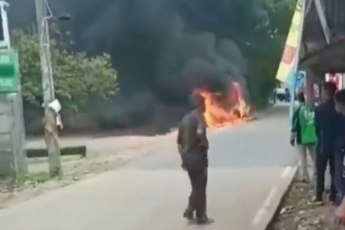 Sebuah mobil grand max dengan nomor polisi B 1087 KOR terbakar di Kampung Pondok Sentul, Keluruahan Ciater, Kecamatan Serpong, Tangerang Selatan,  Selasa (21/1/2020). Diduga terbakarnya mobil tersebut akibat korslet. 