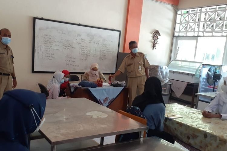 Sejumlah siswa SMK Negeri 1 Kota Tegal mengikuti PTM terbatas di hari pertama, Senin (6/9/2021)