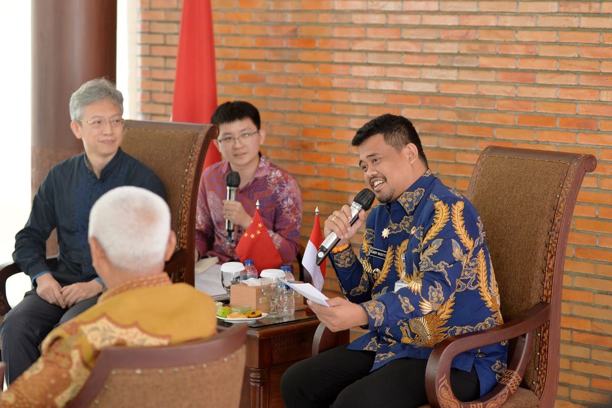 Gubernur Sumatera Utara (Sumut) Bobby Nasution menerima kunjungan kehormatan Duta Besar luar biasa dan berkuasa penuh Republik Rakyat Tiongkok (RRT) untuk Indonesia di Anjungan Lantai 9 Kantor Gubernur Sumut Jalan Diponegoro 30, Kota Medan, Kamis (19/6). Kunjungan tersebut membahas berbagai kerja sama di berbagai bidang antara RRT dan Provinsi Sumut khususnya.