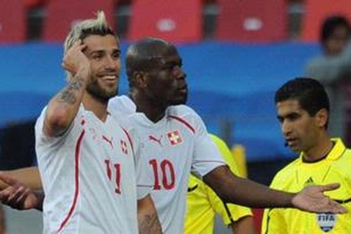 Gelandang Swiss, Velon Behrami, seperti tak percaya mendapat kartu merah, saat timnya melawan Chile, Senin (21/6/10).