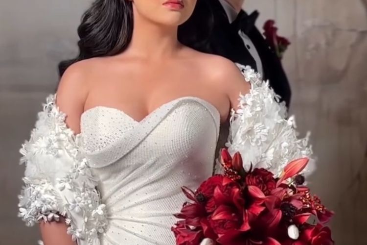 Amanda Manopo dan Kenny Austin tampil memukau di resepsi The Langham Jakarta. Gaun Hian Tjen dan tuxedo hitam klasik membuat keduanya tampak serasi dan elegan.