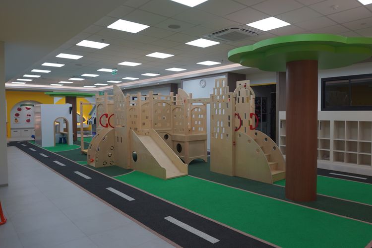 Ruang bermain sekaligus selasar utama yang terdapat di Kindy Center, Sekolah Pelita Harapan Pluit Village.