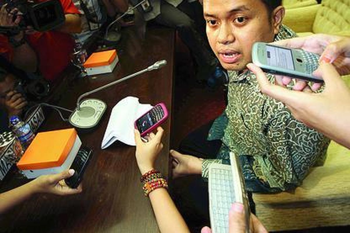 Tersangka kasus pemalsuan surat Mahkamah Konstitusi Masyhuri Hasan menjawab pertanyaan wartawan saat hadir memenuhi panggilan Panitia Kerja Mafia Pemilu DPR di Ruang Rapat Komisi II DPR, Jakarta, Kamis (21/7).