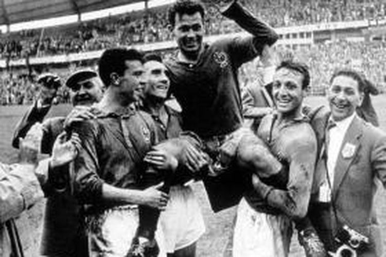 Just Fontaine (tengah), penyerang Perancis yang mencetak 13 gol dalam turnamen Piala Dunia 1958 di Swedia. Rekor Fontaine itu belum terpecahkan hingga saat ini.