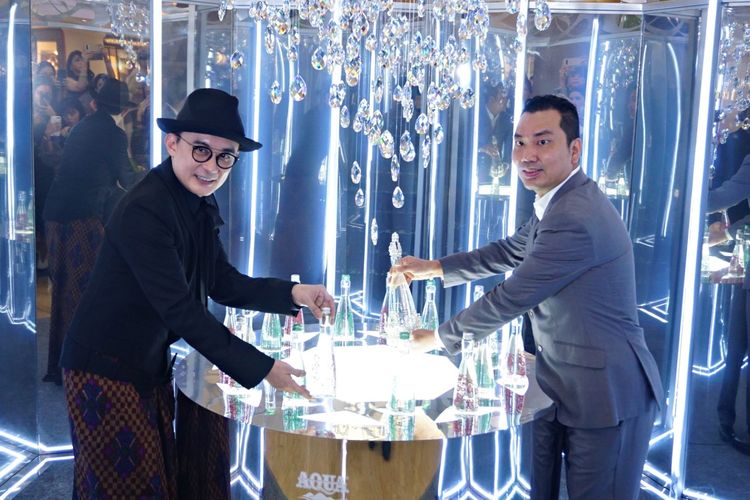  Perancang aksesori Rinaldy Yunardi bersama Vice President Marketing Danone-Aqua Ethan Liem dalam peluncuran Aqua Reflections Limited Edition 2019 design by Rinaldy Yunardi, di Lamoda, Plaza Indonesia, Jakarta Pusat, Sabtu (14/12/2019).