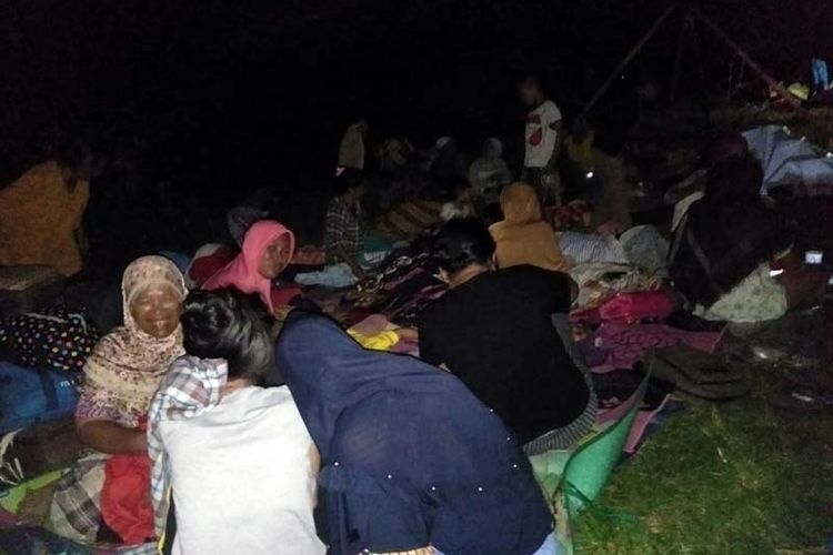 Warga dari sejumlah desa di Kabupaten Morotai, Maluku Utara mengungsi ke ketinggian akibat adanya isu tsunami, Jumat (08/02/2019)