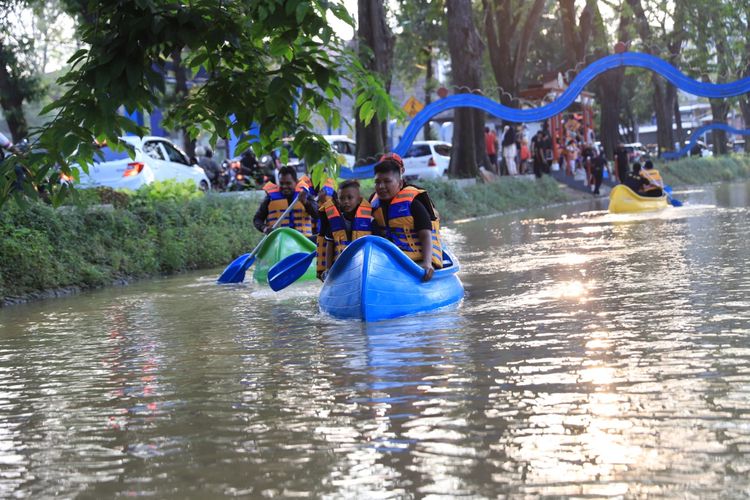 Wahana kano gratis di Kali Sipon, Lapangan Ahmad Yani, Tangerang