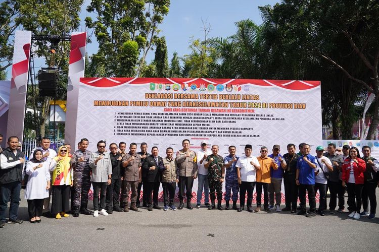 Kepolisian Daerah (Polda) Riau melalui Direktorat Lalu Lintas (Ditlantas) menggelar deklarasi bersama tertib lalu lintas berkeselamatan guna mewujudkan Pemilu damai, Minggu (21/1/2024). 