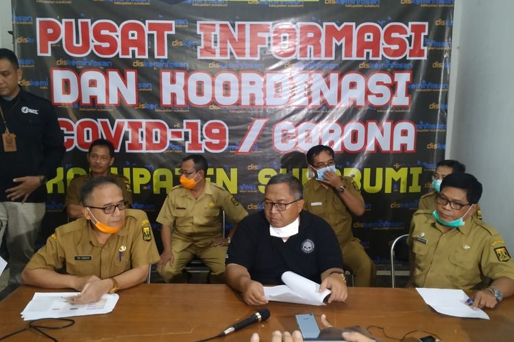 Bupati Sukabumi Marwan Hamami (tengah) saat konferensi pers di Pendopo Sukabumi, Jawa Barat, Selasa (24/3/2020).