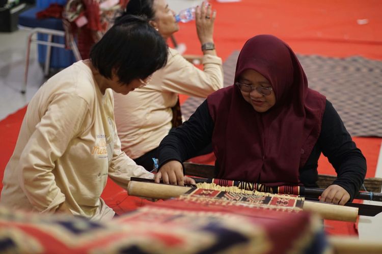 Dari Pandemi, Rezki Amelia Meneruskan Warisan Tenun Mandar Lipa Saqbe