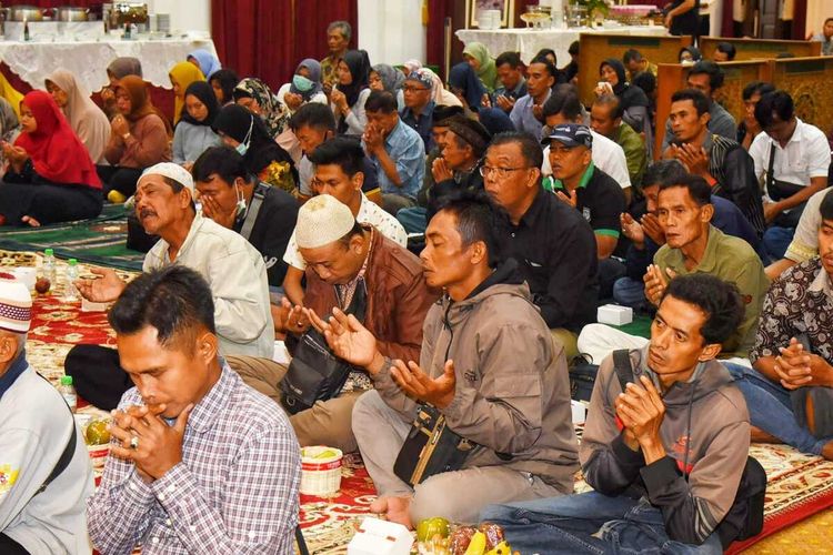 Keluarga korban Kerusuhan Kanjuruhan menggelar Tahlil dan doa bersama di Gedung Negara Grahadi Surabaya, Kamis (3/3/2023).