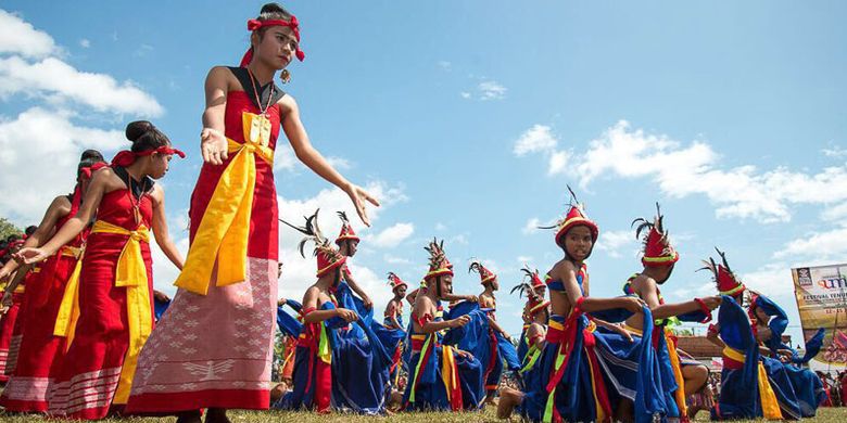 Presiden Joko Widodo menghadiri Parade 1001 Kuda Sandelwood dan Festival Tenun Ikat Sumba 2017 di Tambolaka, Sumba Barat Daya, Nusa Tenggara Timur, Rabu (12/7/2017).  