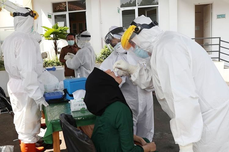 Petugas kesehatan saat melakukan tes swab di lingkungan pemerintahan Majalengka. 