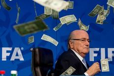 VIDEO: Blatter Panik karena Aksi Lempar Dollar Palsu