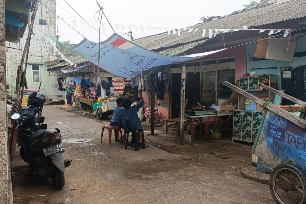 Rumah duka korban laka maut di Jalan Raya Pondok Gede, Jatirahayu, Pondok Melati, Kota Bekasi. Dalam kecelakaan maut tersebut, satu orang anak pemulung meninggal dunia akibat ditabrak oleh Toyota Fortuner pada Selasa (11/10/2022) lalu.