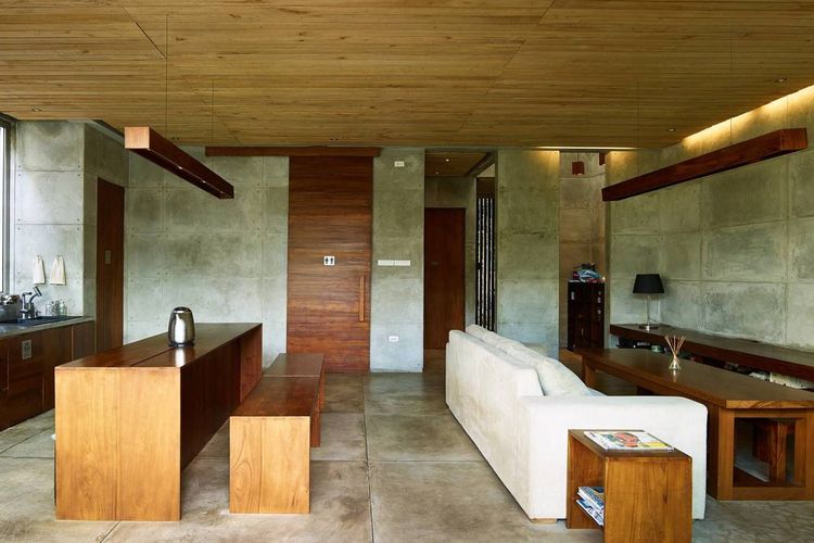 Ruang makan dan ruang keluarga dalam rumah Bare Minimalist karya: RAW Architecture 