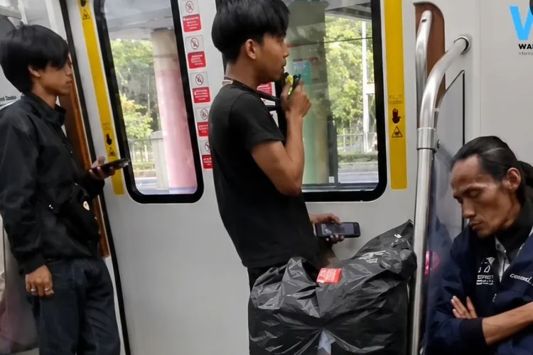 Viral Pria Ngevape di KRL Cikarang-Angke, Berujung Diturunkan di Stasiun Klender Baru