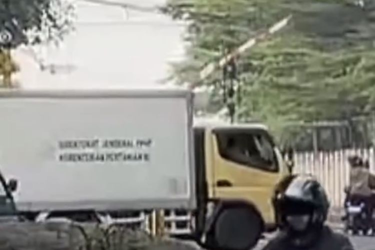 Truk Boks Kementan Terobos Palang Pintu Kereta di Cimahi hingga Patah