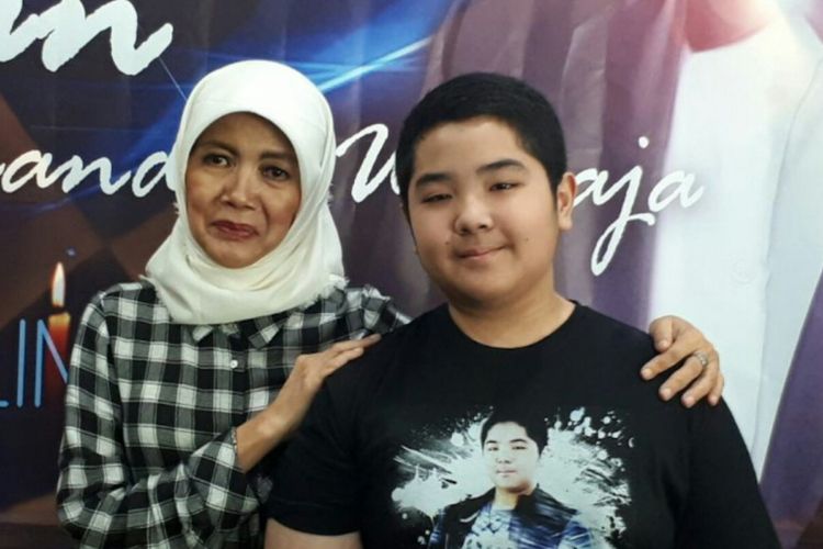 Penyanyi Ryan Chandra Widjaja bersama istri mendiang Chrisye, Damayanti Noor di kawasan Pancoran, Jakarta Selatan, Senin (30/4/2018).