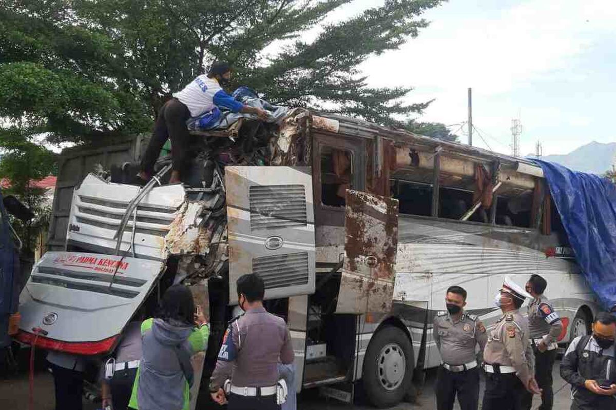 Police and Transportation Service investigators go through the salvaged wreckage of a bus that plunged off a ravine in Sumedang, West Java on Wednesday (10/3/2021). The accident killed 29 people and injured 36 others