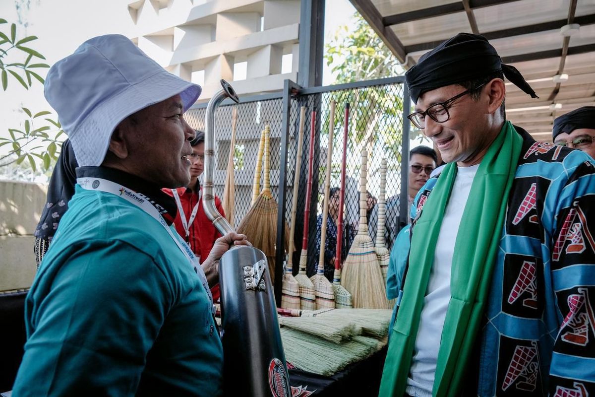 
Menparekraf Sandiaga Salahuddin Uno menantang Abenk Racing Exhaust untuk menghadirkan knalpot zero noice, zero decibel di lima Destinasi Pariwisata Super Prioritas sebagai upaya pengembangan pariwisata hijau.