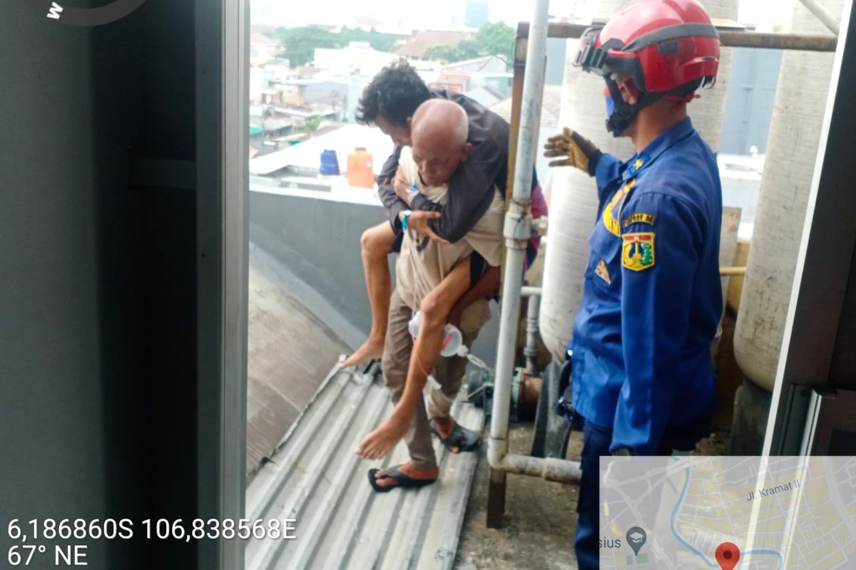 Depresi karena sakit yang dideritanya, seorang pria mencoba bunuh diri dengan berupaya melompat dari lantai 4 rumah sakit di Menteng, Jakarta Pusat, Rabu (27/10/2021). Beruntung pria tersebut akhirnya bisa diselamatkan oleh petugas dari Suku Dinas Penanggulangan Kebakaran dan Penyelamatan (Gulkarmat) Jakarta Pusat.