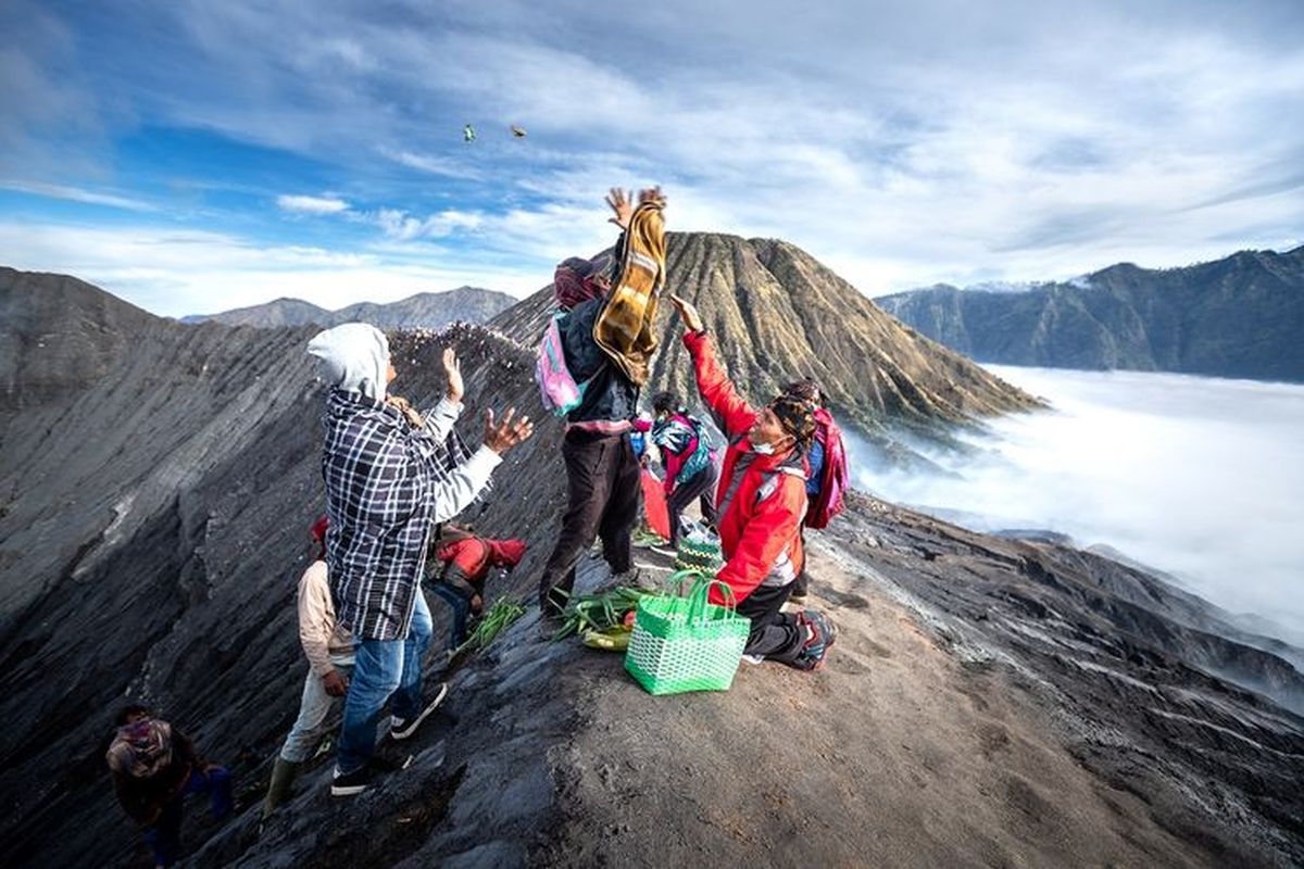 Suku Tengger dalam upacara adat Yadnya Kasada. Konon legenda  Roro Anteng dan Joko Seger terkait dengan asal-usul nama Suku Tengger dan Upacara Kasada.
