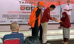Di Semarang, Kemensos Serahkan Bansos Tunai Kepada 2.210 KPM 