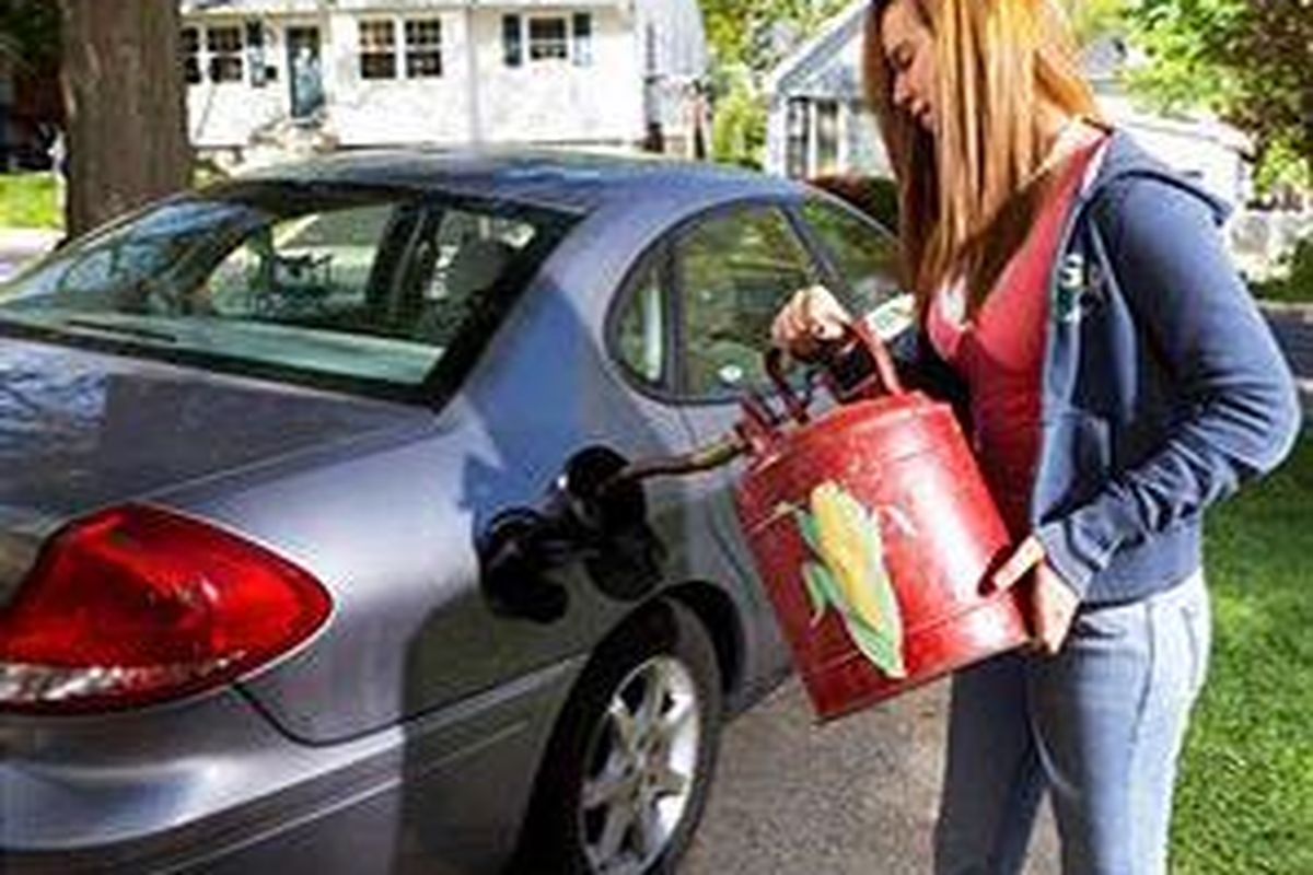 Mengisi tanki bahan bakar dengan ethanol