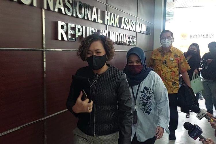 Direktur Programing Indosiar Harsiwi Achmad (baju hitam) saat tiba di Kantor Komnas HAM, Senin (13/10/2022) memenuhi panggilan terkait tragedi kemanusiaan di Stadion Kanjuruhan Malang, Jawa Timur.