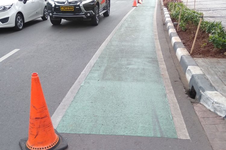 Marka jalur sepeda di kawasan Fatmawati, Jakarta Selatan, Selasa (26/11/2019)