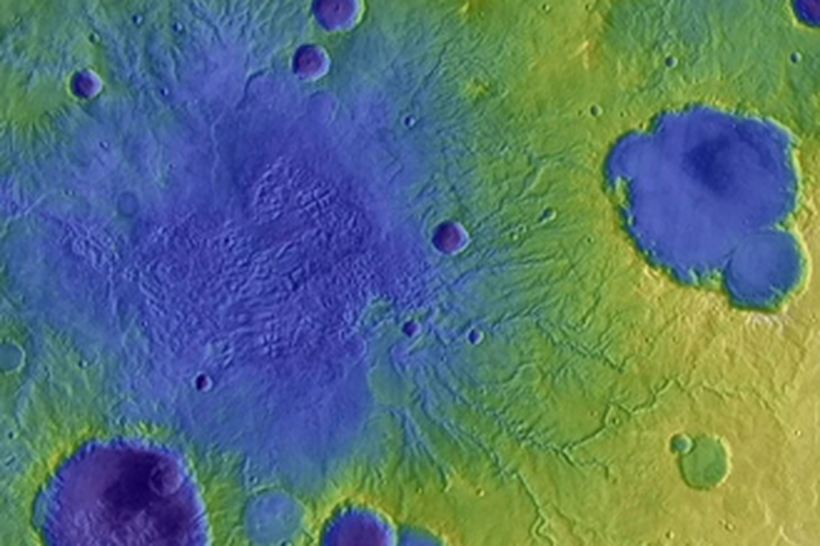 Citra danau kawah yang rusak di Mars. 