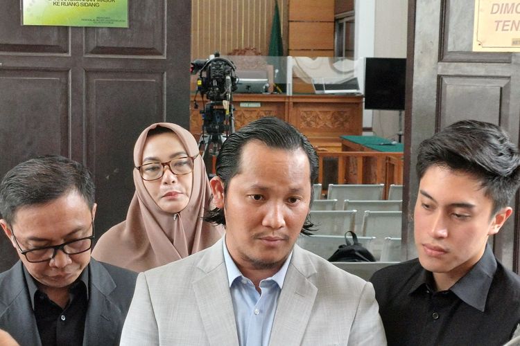 Finsensius Mendrofa (tengah), kuasa hukum Juru Bicara Tim Pemenangan Nasional (TPN) Ganjar-Mahfud, Aiman Witjaksono, saat ditemui wartawan di Pengadilan Negeri Jakarta Selatan, Senin (19/2/2024).