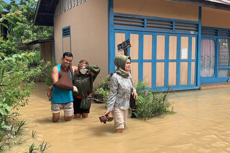 Warga memlilih mengungsi ke rumah keluarga karena rumah terendam banjir di kawasan Loa Janan Ilir, Samarinda, Kaltim. 