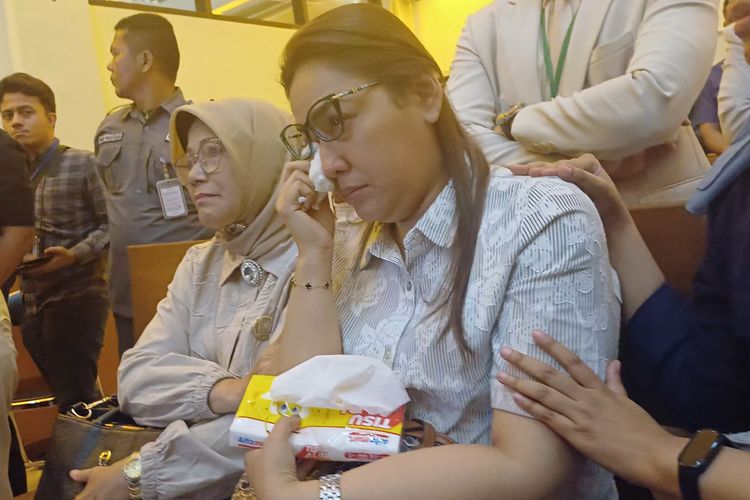 Istri Kacab Bank BUMN Menangis, Keluarga Kecewa dengan Hasil Vonis 3 Prajurit TNI